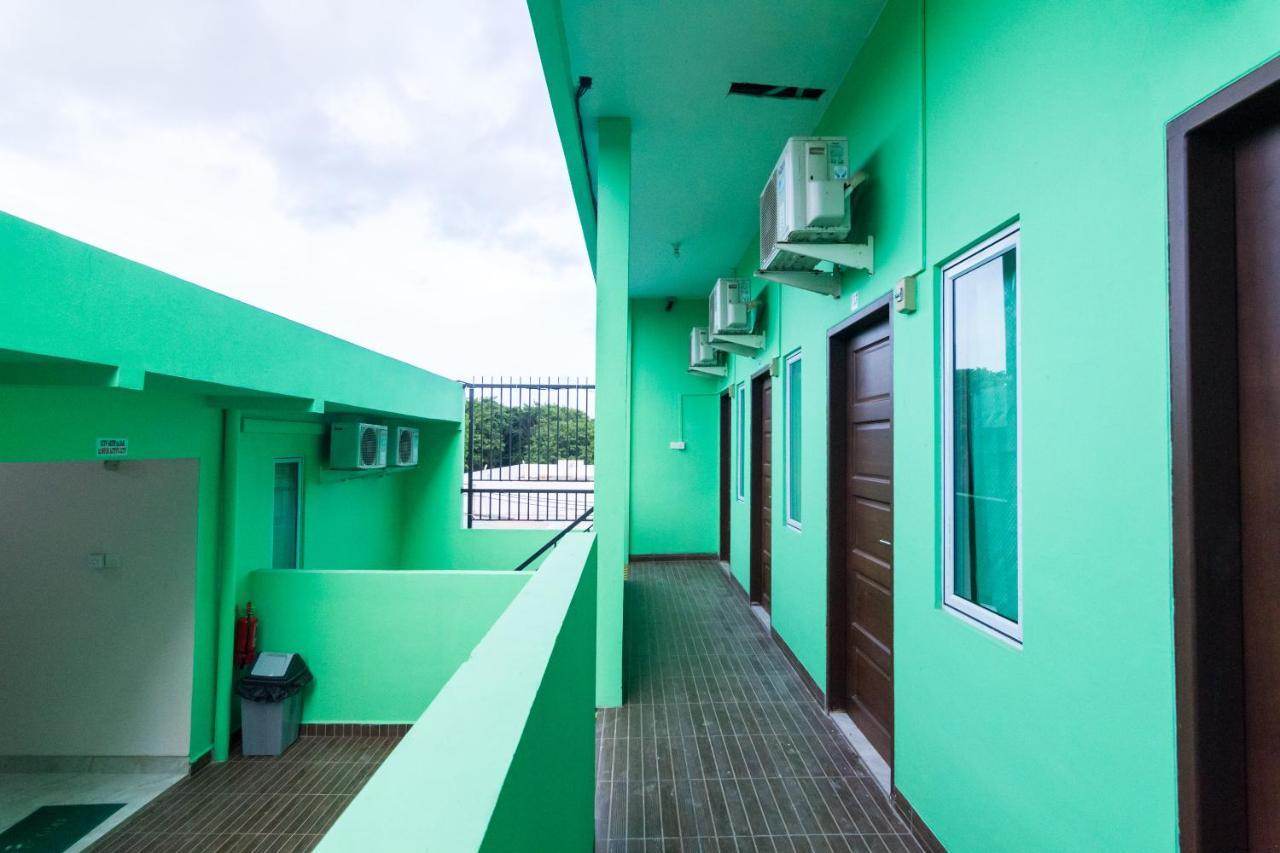Oyo 1917 Mamora Homestay Batam Bagian luar foto
